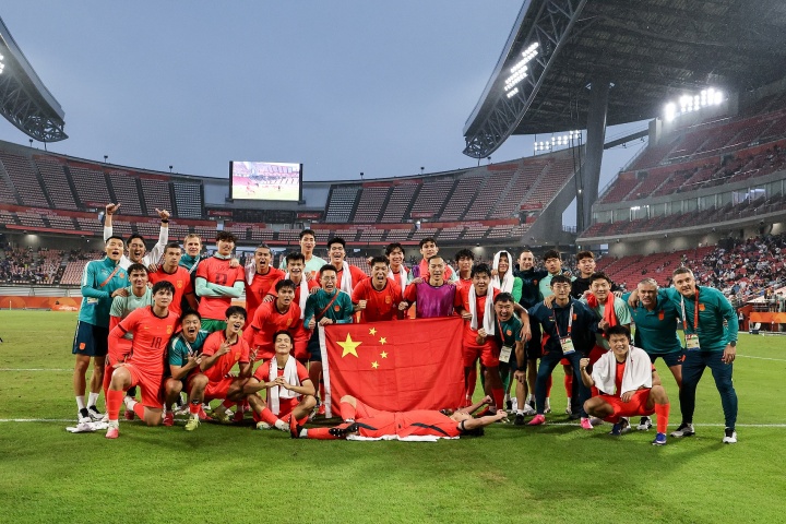 创造历史挺进亚运四强！赛后U23国足全体大合影 胡荷韬躺在前排
